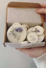 Carica l'immagine nel visualizzatore di Gallery, DISCHETTI PROFUMATI ALLA CERA DI SOIA AL GINEPRO E LIMONE
