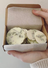 Carica l'immagine nel visualizzatore di Gallery, DISCHETTI PROFUMATI ALLA CERA DI SOIA ALL’ERICA