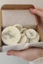 Carica l'immagine nel visualizzatore di Gallery, DISCHETTI PROFUMATI ALLA CERA DI SOIA AL MUSCHIO