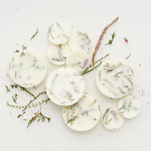 Carica l'immagine nel visualizzatore di Gallery, DISCHETTI PROFUMATI ALLA CERA DI SOIA ALL’ERICA